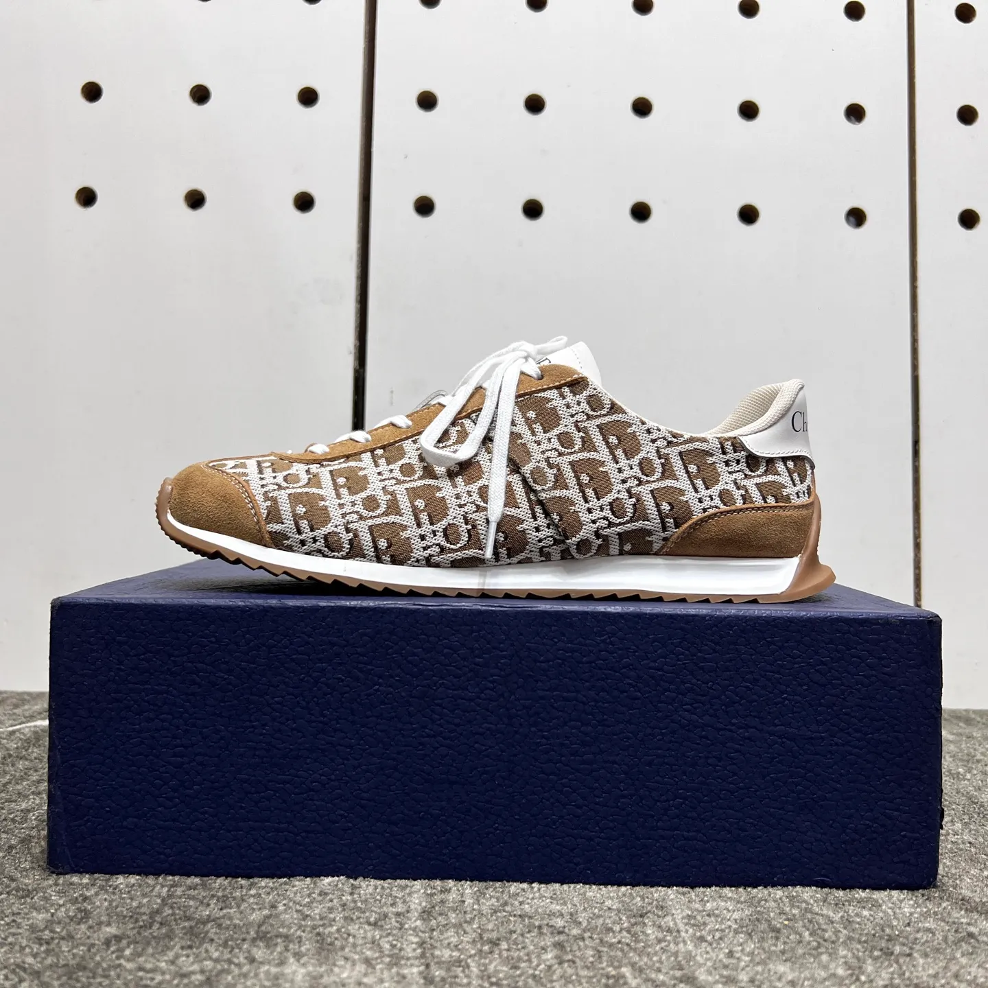 Factory price: 420💰【DIAo•Dior】Original quality.~ Unique modern style sneakers. 🏃A must-have casual shoe for trendy men😍😍 Original brand imported from Italy, imported original leather, sheep lining (refuses to discolor and grind feet) Sole: Original sole provided by the original factory, French lazy style design ⚠️Fit to the feet, original quality, super comfortable original sole. It’s like shooting the real thing 🎬The real thing is better, high-quality sneakers, size: 38-44, custom-made 45